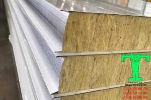 Tấm Panel cách nhiệt cấu tạo 3 lớp: tôn + vật liệu cách nhiệt + tôn Tấm Panel cách nhiệt cấu tạo 3 lớp: tôn + vật liệu cách nhiệt + tôn