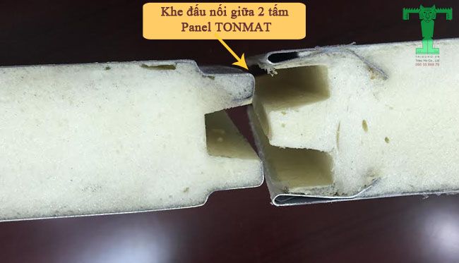 Các tấm Panel TONMAT được lắp vào nhau khít chặt nhờ các khớp đấu nối