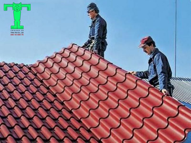 Xếp các tấm tôn chồng lên nhau Xếp các tấm tôn chồng lên nhau