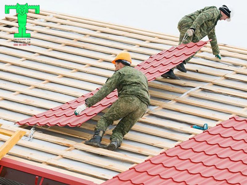Sử dụng đinh mai cố định diềm mái và mái hắt vào mái nhà Sử dụng đinh mai cố định diềm mái và mái hắt vào mái nhà