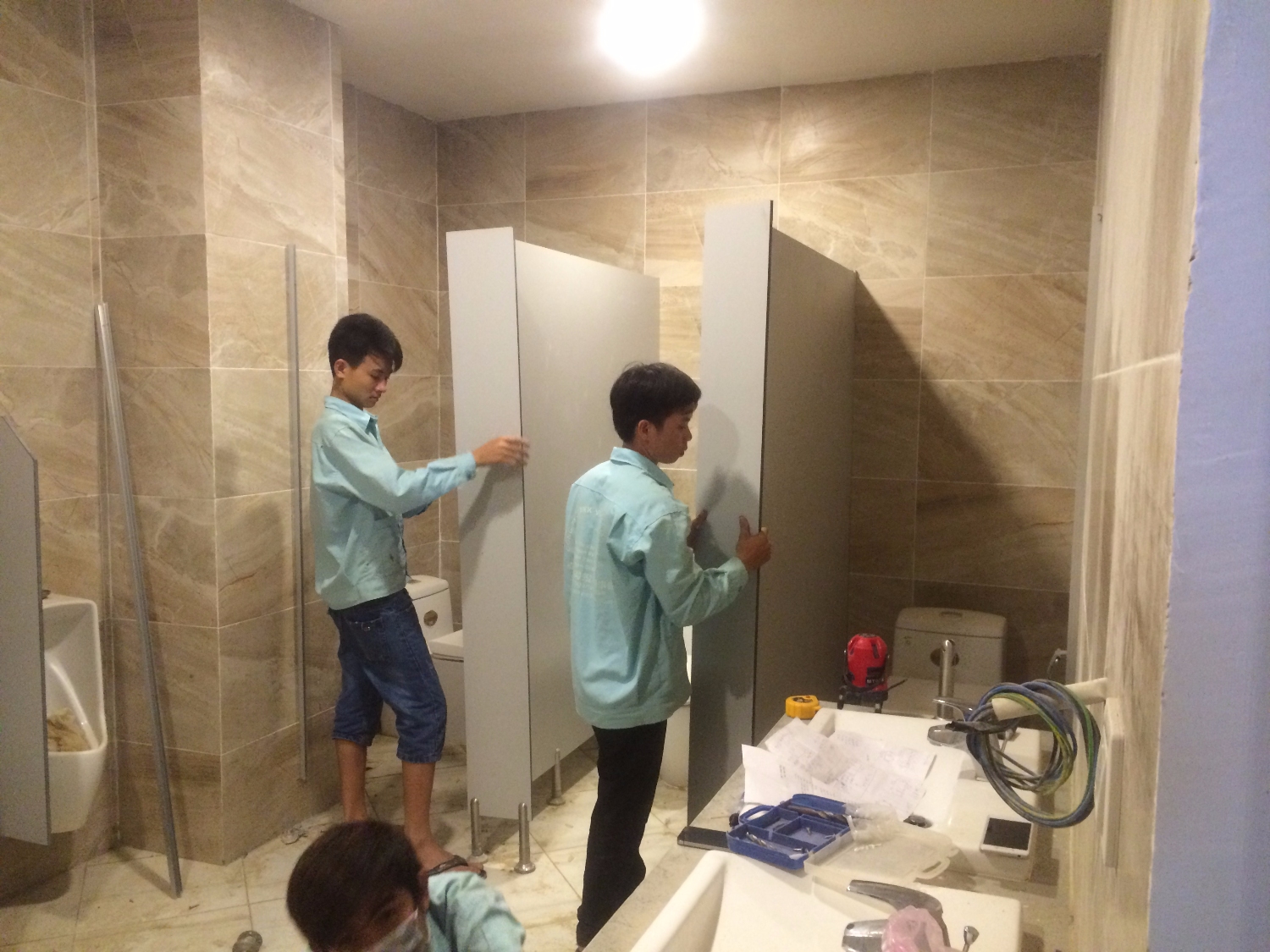 Thi công vách ngăn Compact đúng kĩ thuật giúp công trình chắc chắn, bền lâu Thi công vách ngăn Compact đúng kĩ thuật giúp công trình chắc chắn, bền lâu