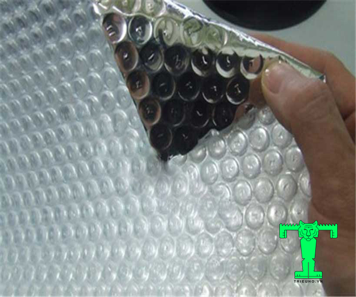 Tấm túi khí Cát Tường có cấu tạo gồm:  1 hoặc nhiều lớp nhôm nguyên chất phủ lên tấm nhựa tổng hợp chứa các túi khí.