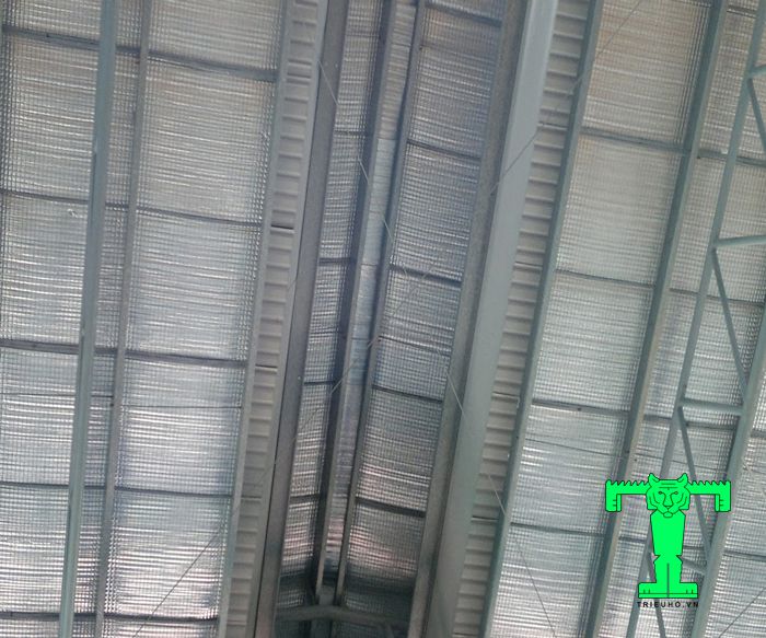 Cách lợp tấm xốp PE OPP cho nhà xưởng chuẩn kỹ thuật là các tấm xốp sau khi lợp phải căng, không bị trùng Cách lợp tấm xốp PE OPP cho nhà xưởng chuẩn kỹ thuật là các tấm xốp sau khi lợp phải căng, không bị trùng
