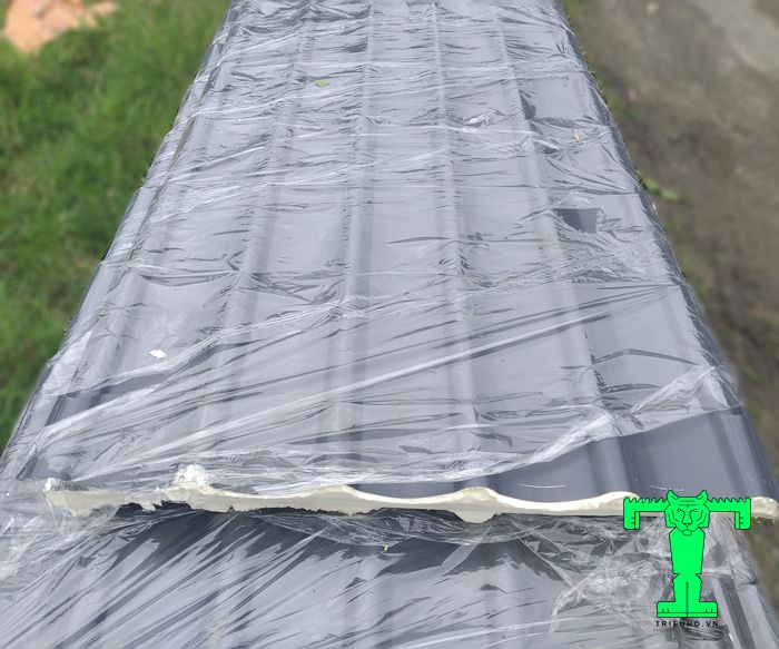 Tôn giả ngói cách nhiệt là sự kết hợp hoàn hảo giữa 3 lớp vật liệu tôn + PU + giấy bạc Tôn giả ngói cách nhiệt là sự kết hợp hoàn hảo giữa 3 lớp vật liệu tôn + PU + giấy bạc