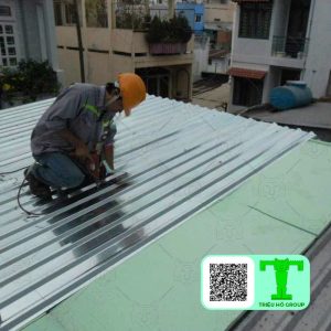 Cách nhiệt XPS trên mái tôn mới.